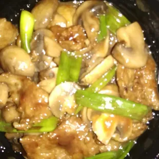 Beef with mushrooms and scallions. They took my order perfectly. (I&apos;m picky)