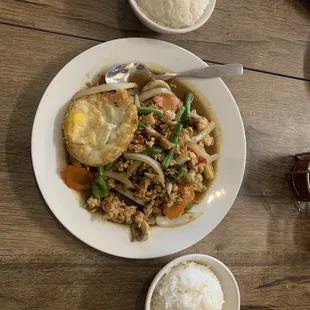 Pad krapow with fried egg (ground chicken and basil)