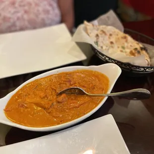 Butter chicken &amp; garlic naan (naan was ON POINT)