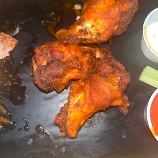 chicken wings and dipping sauce