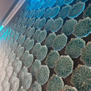 Wall with plates