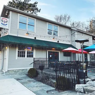 the outside of a restaurant