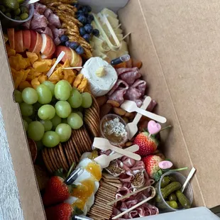 Large box fed 8 people easily