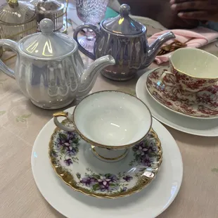 Love those tea pots and cups!