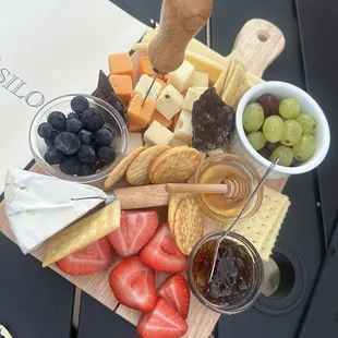Medium fruit and cheese tray. yummy!