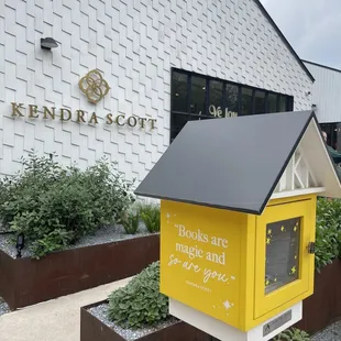 Outside Kendra Scott Flagship
