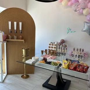 Tap wall, custom cookies, &amp; cake cups