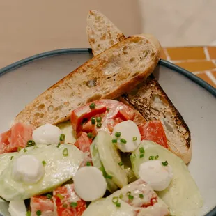 a plate of salad with bread