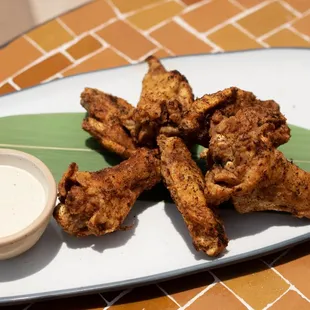 chicken wings with dipping sauce