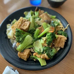 Crispy chow mein with tofu