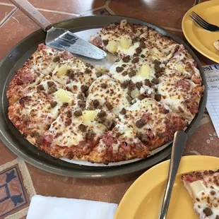 Pizza with ham, pineapple, and sausage