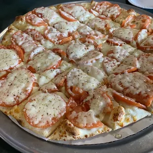 Tomato and white pizza