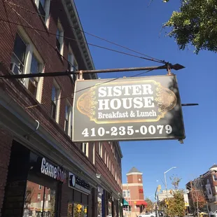 the sign for the restaurant