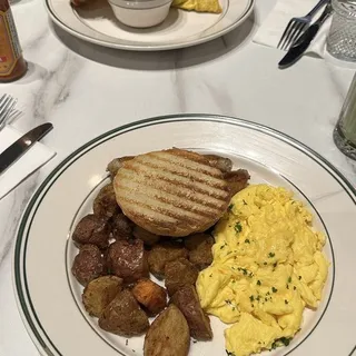 2 Eggs with Chicken Sausage
