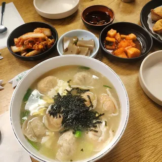시누님만두국 / Dumpling Soup