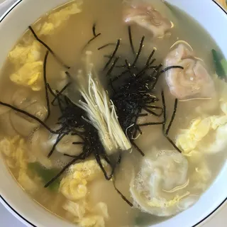 떡만두국 / Rice Cake Dumpling Soup