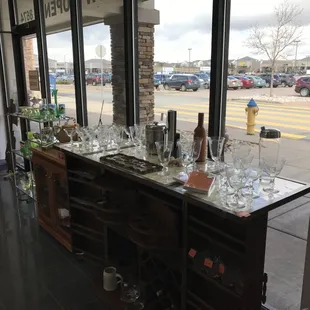 Wine glasses, champagne flutes, beer steins and accessories