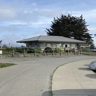 Mudpuppy's and the Sit &amp; Stay Cafe