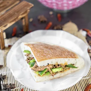 B2. Stir-Fried Beef and Green Pepper Asian Burger