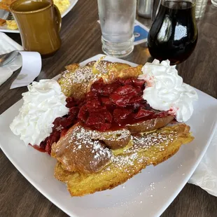 french toast with strawberries