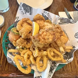 Combo Basket with Chicken strips, shrimp and calamari as my 3 choices