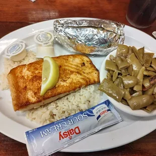 Grilled salmon with green beans and baked potato