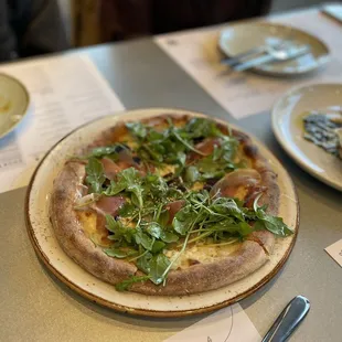 Fig and prosciutto pizza