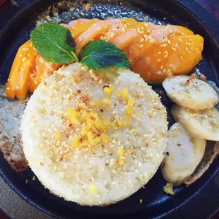 Sticky rice with mangos and banana