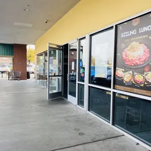 the outside of a restaurant