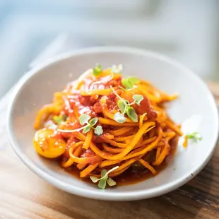 housemade capellini pastacandied pecanschives and brown butter beet sauce
16