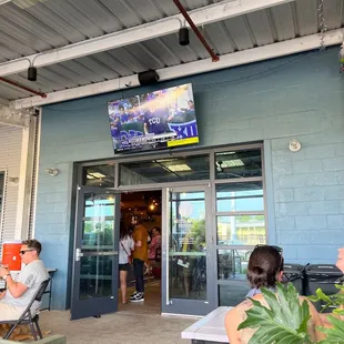 the outside of the restaurant