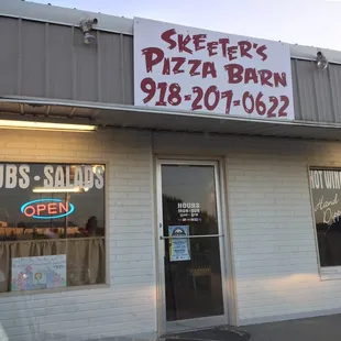 Really great pizza, crispy crust and lots of toppings.  Friendly and helpful staff.