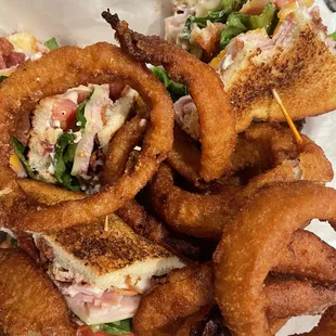 Club sandwich with onion rings