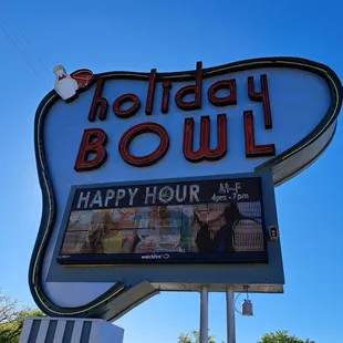 The sign clearly says that Happy Hour is from 4-7pm