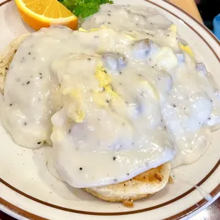 Biscuits with scrambled eggs &amp; gravy
