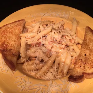 Yummy pasta Alfredo with chicken ! Normally comes with veggies but this one is without :)