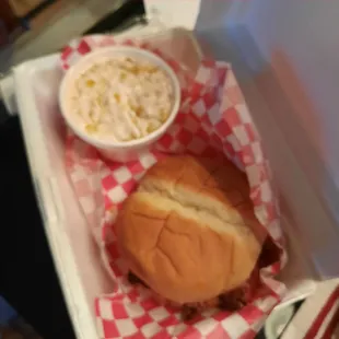 Pulled pork sandwich and creamy corn !