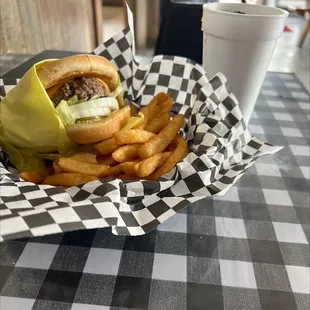 Cheeseburger with fries