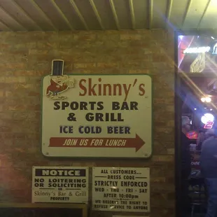 a sign for skinnys sports bar and grill