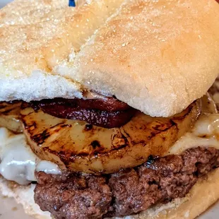 Hawaiian Burger | Instagram: @telephonesmoothie