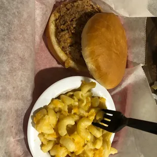 Mac and cheese and pulled pork bbq sandwich