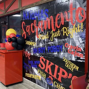 a sign for skip&apos;s fish and chicken