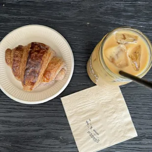 Bluecorn croissant and latte