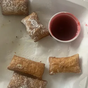 Beignet with raspberry sauce