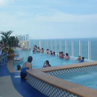 Infinity pool and spa