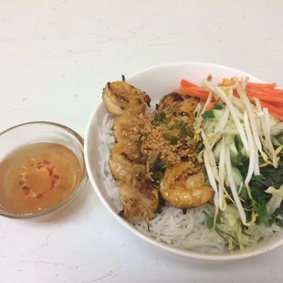 Rice noodle with grilled charge shrimp