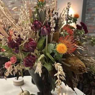 yes fresh flowers at the end of the bar