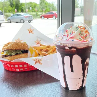 ストロベリーシェイク&amp;シングルバーガー