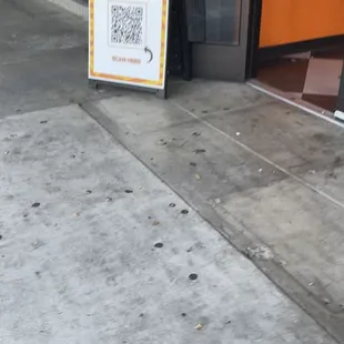 Skyzone Entrance very dirty.