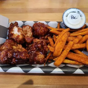 chicken wings and fried chicken, poultry, fried chicken, chicken wings, food, bbq chicken, chicken, fried chicken wings, bbq wings